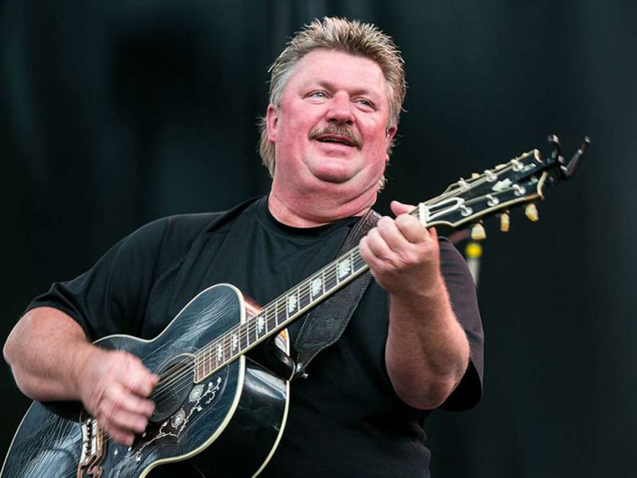 Ca sĩ Joe Diffie qua đời chỉ 2 ngày sau khi thông báo có kết quả xét nghiệm dương tính với virus SARS-CoV-2. Ông vốn là một trong những tên tuổi lớn nhất của dòng nhạc đồng quê Mỹ cuối thế kỷ 20. Năm 1998, nam nghệ sĩ sinh năm 1958 đoạt giải Grammy. Ảnh: Eonline