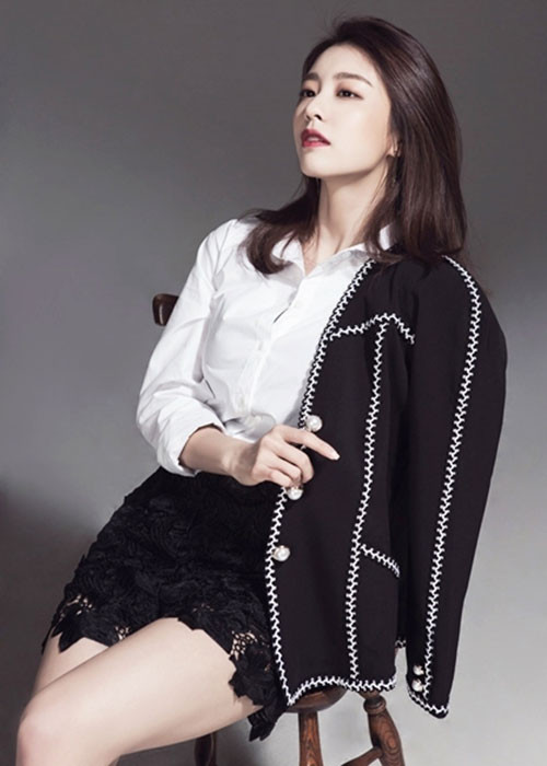 Jo Eun Jung sở hữu gương mặt xinh đẹp, vóc dáng quyến rũ.