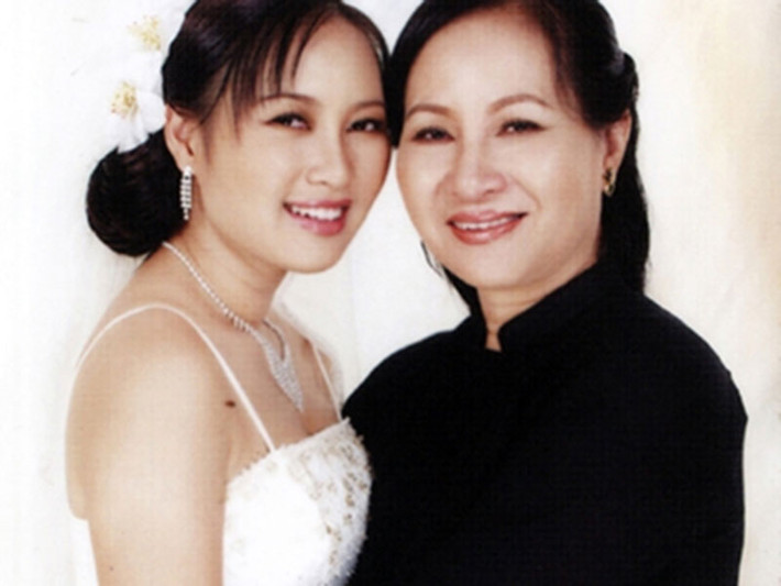 Khi Khánh Linh đang học lớp 9, Ngọc Châu sáng tác bài “Cô Tấm ngày nay” cho bộ phim “Chuyện nhà Mộc”. Nghệ sĩ Ngọc Hướng đề nghị con gái hát thử bài hát này. Sau thành công của “Cô Tấm ngày nay”, Khánh Linh bắt đầu ước mơ thành ca sĩ. Ảnh: Giao thông