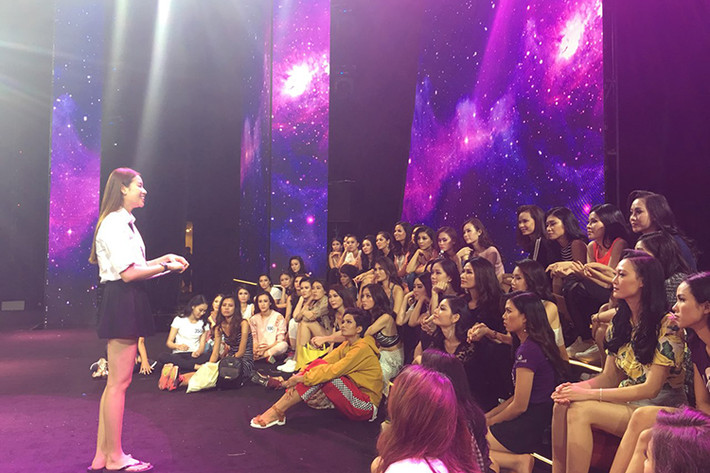 Trong hậu trường tổng duyệt bán kết, Phạm Hương dành thời gian trò chuyện, chia sẻ với các thí sinh về kinh nghiệm thi năm 2015, đồng thời động viên thí sinh.
