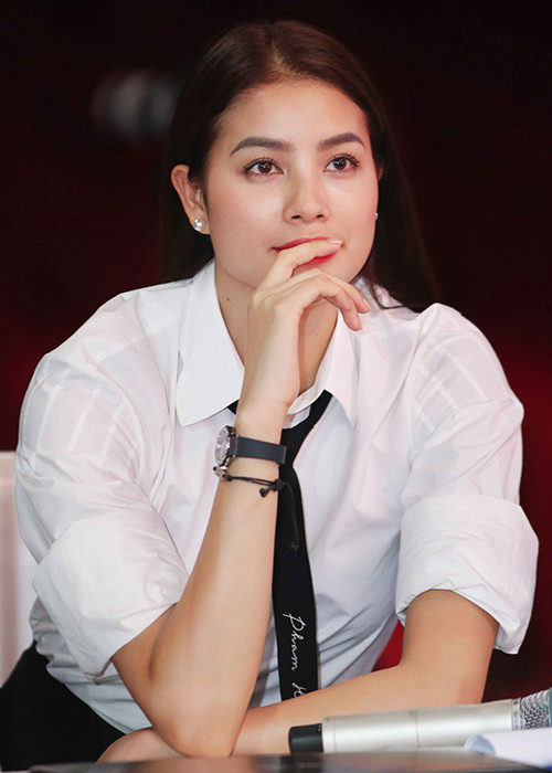 Dù khá mệt mỏi với chuyến bay nhưng Hoa hậu Hoàn vũ Việt Nam 2015 nhanh chóng bắt nhịp với chương trình.
