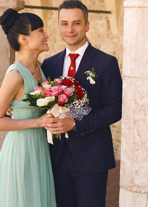 Kha Mỹ Vân và Luigi Menghini sinh cùng ngày cùng tháng và tình cờ quen nhau trong một bữa tiệc tại Italy.