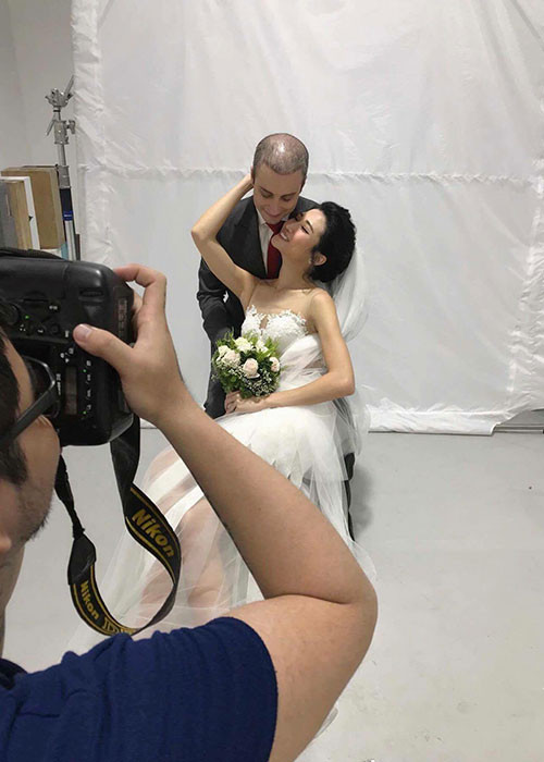 Mới đây, hình ảnh hậu trường chụp ảnh cưới của Kha Mỹ Vân và chồng Tây được một số người bạn của nữ người mẫu chia sẻ trên trang cá nhân.