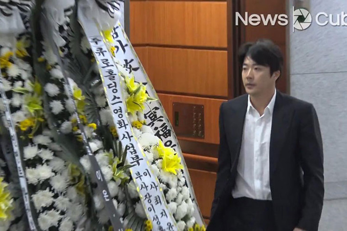 Kwon Sang Woo không giấu được sự đau buồn khi xuất hiện tại đám tang của sao "Reply 1988". Ảnh: Newscube
