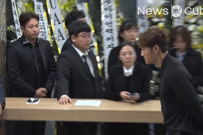 Kim Jong Kook đến tiễn đưa Kim Joo Hyuk. Ảnh: Newscube