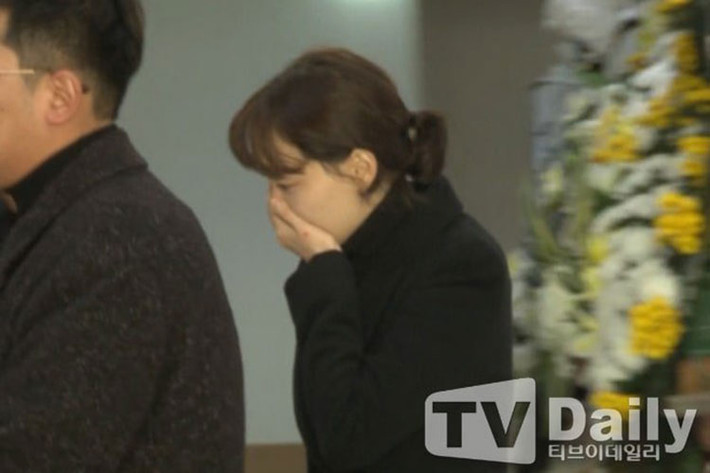 Lee Yoo Young khóc nức nở tại đám tang của bạn trai. Cô hiện túc trực bên linh cữu của Kim Joo Hyuk. Ảnh: TVdaily