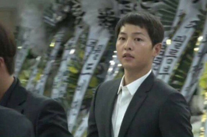 Một ngày sau đám cưới, Song Joong Ki đến viếng Kim Joo Hyuk để đưa tiễn đàn anh bạc mệnh của mình. Ảnh:Stardailynews