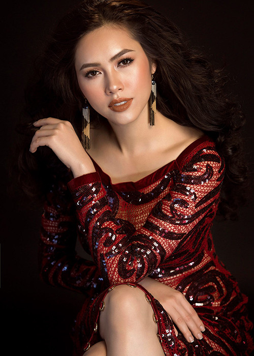 Giữa tâm bão chỉ trích, giám khảo Hoàng My xin lỗi về phát ngôn của mình. Cô thanh minh rằng cô không cập nhật thiệt hại cơn bão vì chuẩn bị cho chuyến bay về Israel đồng thời bày tỏ không bao giờ có ý so sánh về sự tang tóc mất mát của người dân với cơn bão một hoa hậu sẽ đón nhận. Ảnh: FBNV