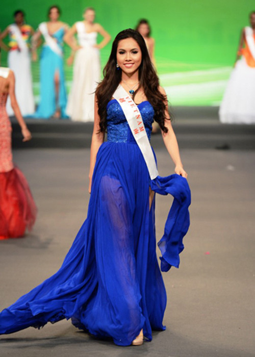 Tại cuộc thi Hoa hậu Thế giới 2012, Hoàng My trượt những giải phụ quan trọng khiến người hâm mộ thất vọng. Trong đêm chung kết, người đẹp gốc Đồng Nai cũng không lọt top 15 chung cuộc. Ảnh: Hà Nội Mới