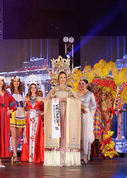 Ở phần thi trang phục dân tộc, Khánh Ngân diện một thiết kế được lấy cảm hứng từ hình ảnh của Nam Phương Hoàng hậu của NTK Lê Long Dũng. Ảnh: ERM Vietnam