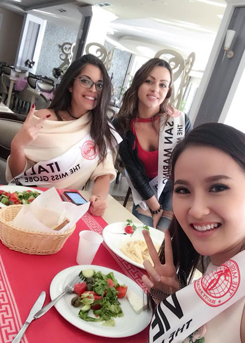 Hình ảnh Khánh Ngân tươi tắn bên các thí sinh cuộc thi Hoa hậu Hoàn cầu 2017. Ảnh: FBNV