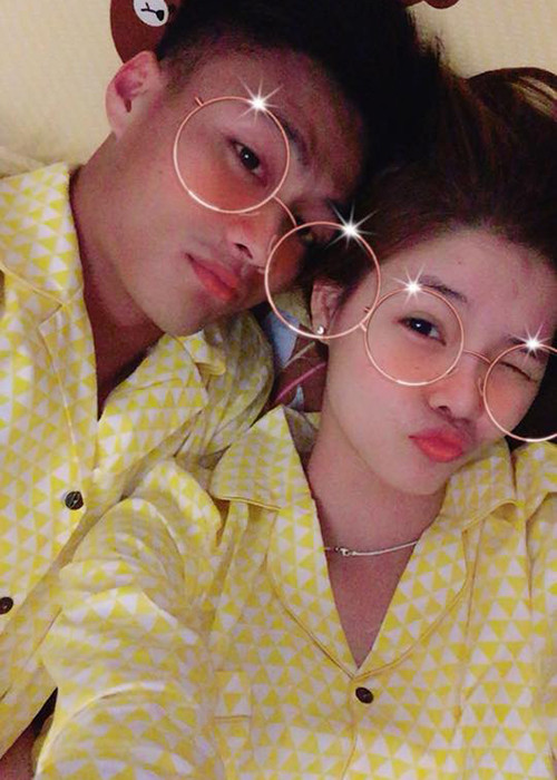Kỳ Hân động viên Mạc Hồng Quân thi đấu thật tốt.