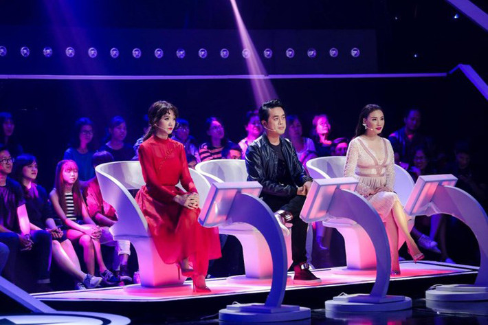 Nhà sản xuất chương trình Bạn là ngôi sao từng cho biết, Hồ Quỳnh Hương không hài lòng khi cô chưa bao giờ được sắp ngồi giữa như Hari Won. Vì vị trí chỗ ngồi và nhiều lý do khác, Hồ Quỳnh Hương tạm ngừng vị trí giám khảo của liveshow 9 và chung kết chương trình. Ảnh: Em đẹp