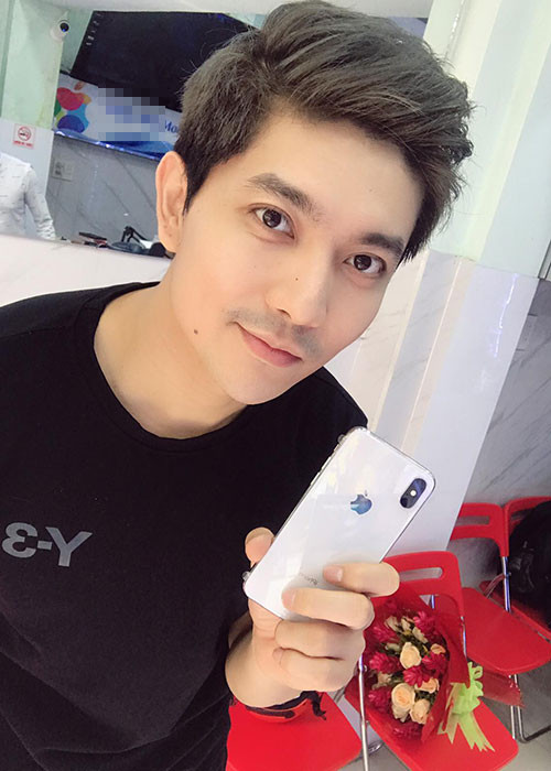 Tim cũng vừa rinh về iPhone X đang gây sốt.