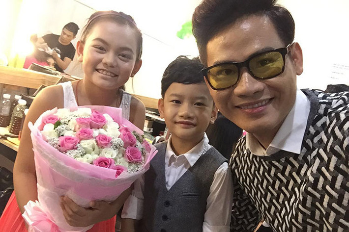 MC Hồng Phúc và con trai Chíp Sún tặng hoa chúc mừng bé Bào Ngư đoạt giải nhất Sao nối ngôi.