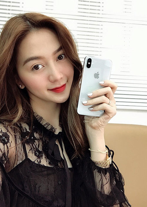 Thiều Bảo Trang khoe iPhone X. “Thì ra là em cũng đẹp ngang chị”, nữ ca sĩ viết.