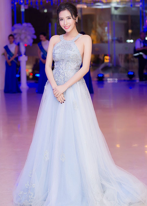 Ngoài yếu tố ngoại hình, khả năng giao tiếp và vốn ngoại ngữ, người đẹp đến từ Nha Trang còn có kinh nghiệm thi nhan sắc.