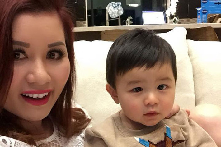 Bà xã Đan Trường chia sẻ: “Thiên Từ vẫn bệnh nhưng mẹ kêu con đóng quảng cáo và chụp hình với mẹ”.
