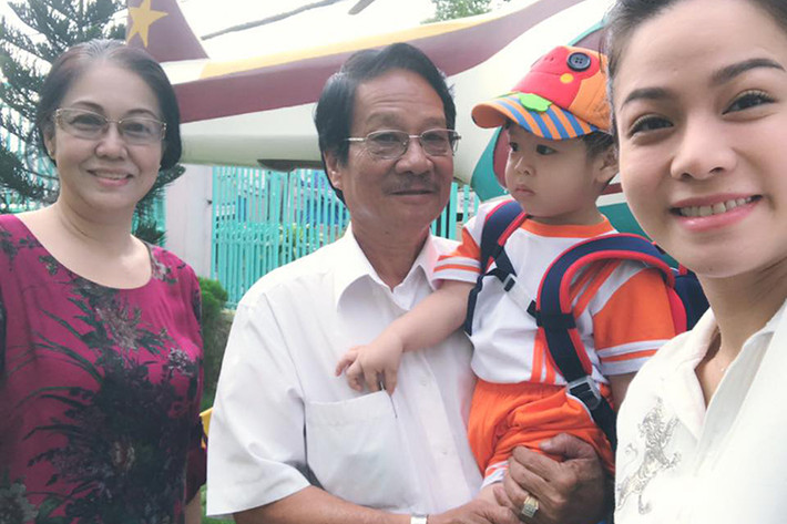 Con trai Nhật Kim Anh được ông bà nội đưa đi học là một trong những tin tức sao Việt trong ngày 6/11.