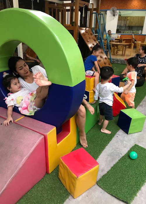 Hot Face sao Việt 24h: Ốc Thanh Vân tâm sự: “Đón con là lúc hạnh phúc nhất. Cuộc sống vốn dĩ không dễ dàng. Và nó chỉ phức tạp ở ngoài kia thôi. Còn với mẹ con mình, mọi thứ đơn giản đến vô cùng”. Gần đây, nữ MC đã lên tiếng xin lỗi khi làm đại sứ thương hiệu cho bà chủ lô mỹ phẩm 11 tỷ đồng nghi hàng giả.