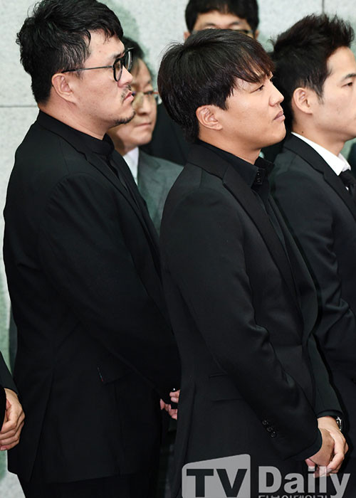 Dàn sao "2 ngày 1 đêm" đều ủ rũ trong lễ tang Kim Joo Hyuk. Ảnh: TV Daily