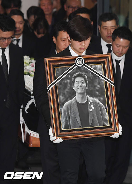Lễ đưa tang Kim Joo Hyuk vừa diễn ra vào trưa nay (ngày 2/11). Nam tài tử qua đời ở tuổi 45 sau tai nạn va chạm xe nghiêm trọng. Ảnh: Osen