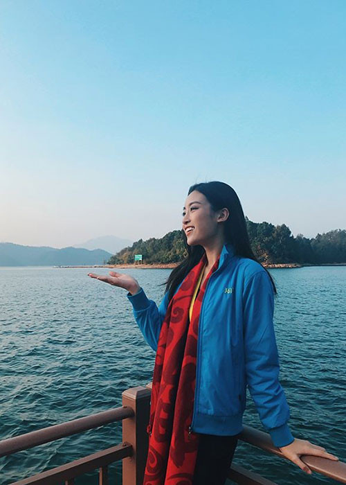 Trước đó, đại diện Việt Nam thuộc team Blue. Cô và các người đẹp đến từ Đông Nam Á đã chụp hình trong hành trình 5 ngày lên núi.