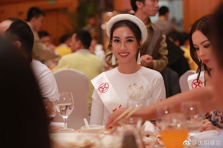 Đại diện Việt Nam chọn trang phục áo dài truyền thống trong một sự kiện từ thiện tại cuộc thi. Ảnh: BTC
