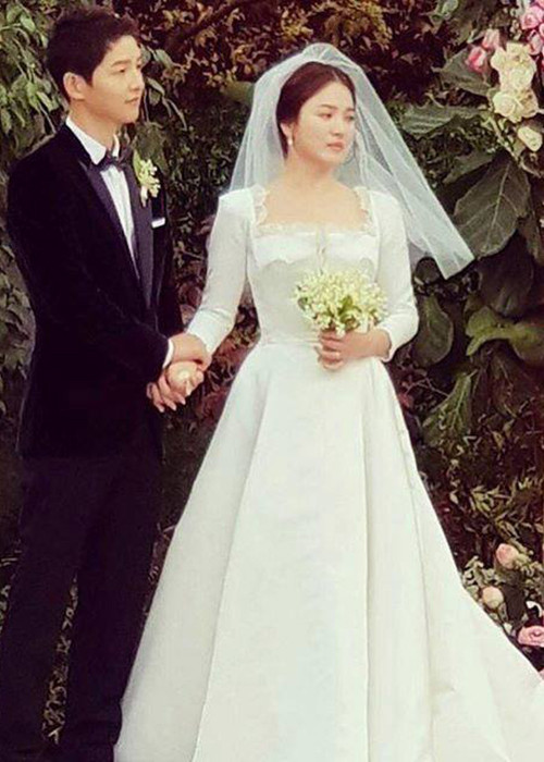 Trong hôn lễ, Song Hye Kyo mặc váy Dior, đội khăn voan trắng trùm đầu, búi tóc cao và trang điểm nhẹ nhàng. Ảnh: Weibo