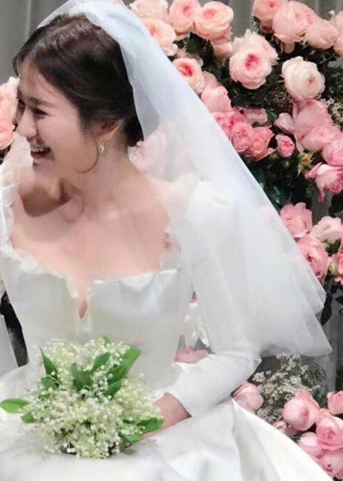 Váy cưới 3,1 tỷ đồng của Song Hye Kyo có phần cổ vuông được thêu ren nhẹ nhàng. Ảnh: Weibo