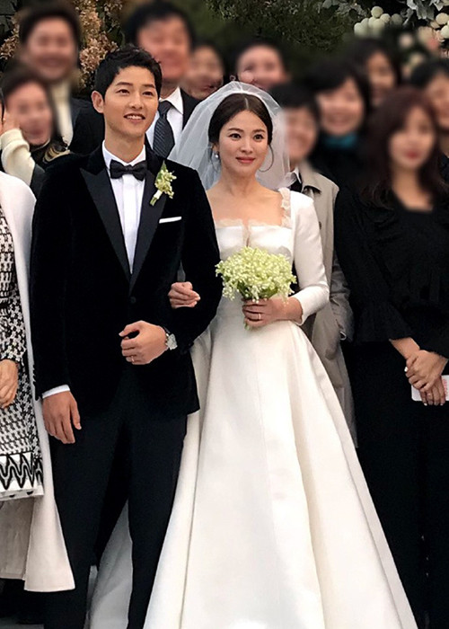 Giá của bộ vest chú rể Song Joong Ki mặc trong đám cưới khoảng 30.000 tệ (khoảng 107 triệu đồng). Ảnh: Weibo