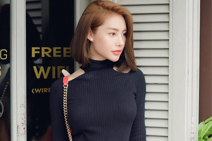 Linh Chi chia sẻ: “Người ta hay nói phụ nữ sinh ra là để yêu thương. Vậy chị em phụ nữ tụi mình bớt cấu xé sân si nhau đi cho cuộc đời nó tươi đẹp thêm nè. Chà đạp người khác xuống cũng chả làm bản thân mình tốt đẹp lên được tí nào”.