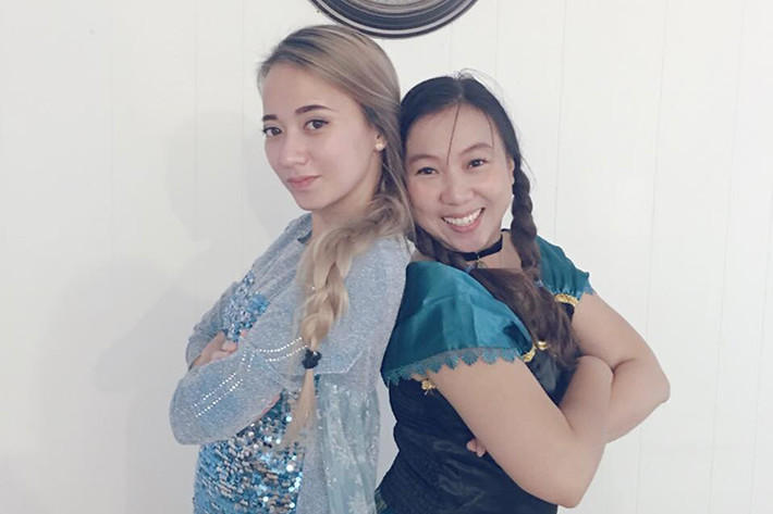Xuân Nghi (trái) hóa trang thành công chúa Elsa.