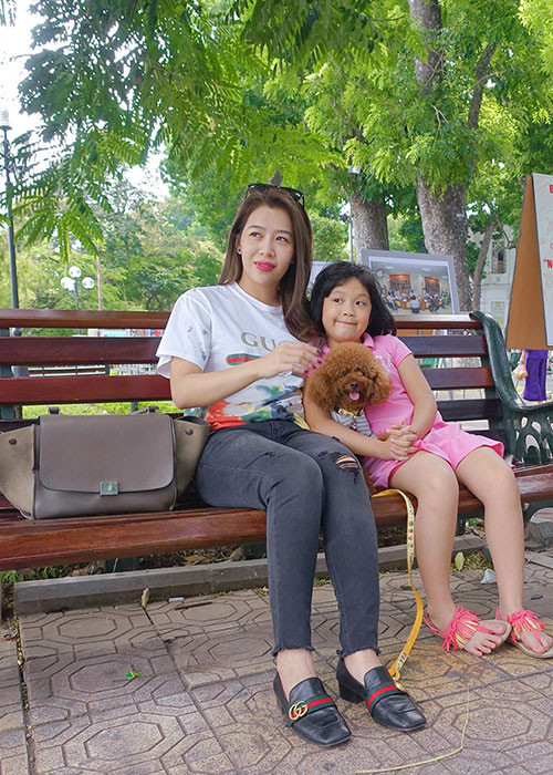 MC Diệp Chi tâm sự: “Chiều nay bắt đầu một chuyến công tác xa, rất lâu rồi mới lại đi xa như vậy và rất lâu rồi mới lại ngập ngừng, chẳng hề muốn dù đôi ngày phải xa con”.