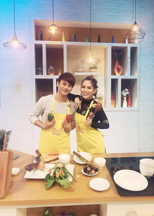 Ưng Đại Vệ, Yến Lê trổ tài nấu nướng trong một chương trình.