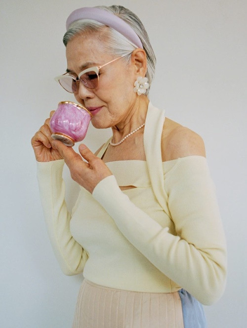 Tuổi 80, bà vẫn miệt mài làm việc. Ảnh: Instagram Choi Soon Hwa.