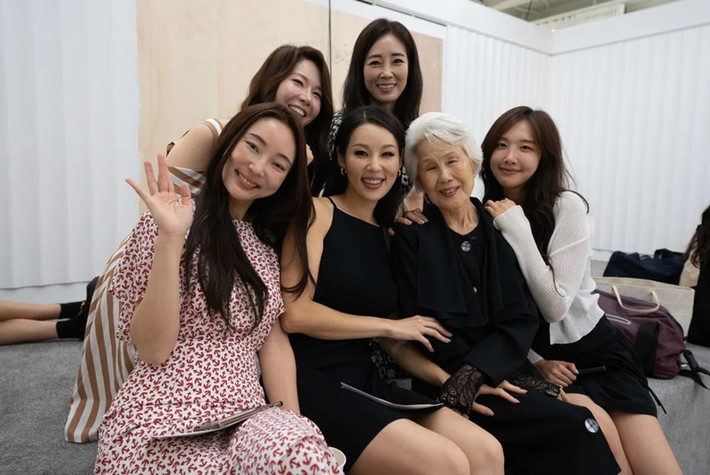 Nhiều người chờ đợi, cụ bà 80 tuổi lập kỳ tích trong chung kết Hoa hậu Hoàn vũ Hàn Quốc 2024. Ảnh: CNN.