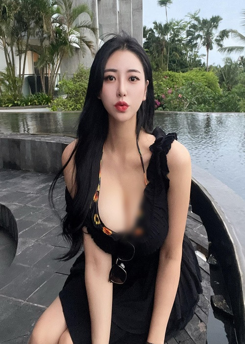 Dù mặc hở bạo hay kín như bưng, Shim Ha Jin đều thu hút sự chú ý của người đối diện.