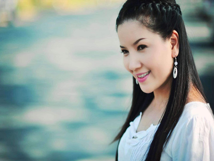 Diễn viên Ngọc Trinh sinh năm 1977, được nhiều khán giả biết đến qua vai Vy thời trưởng thành trong phim Mùi ngò gai.