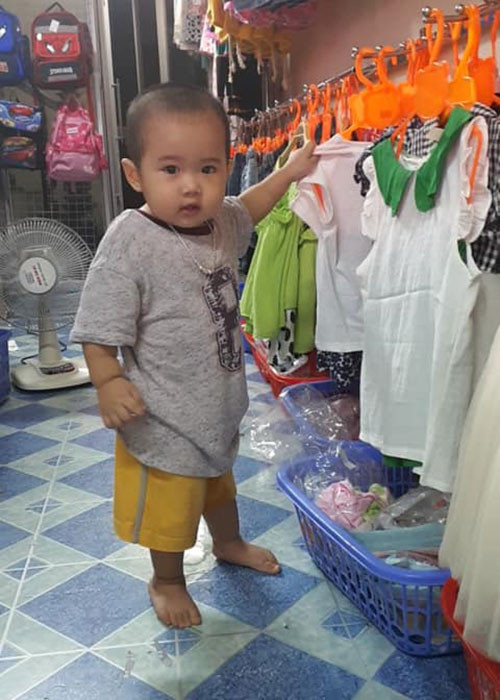 Cậu nhóc được người hâm mộ Chiến Thắng khen ngợi kháu khỉnh.