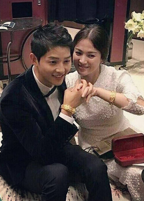 Tuy nhiên, tờ WIKITREE dẫn lời của một nguồn tin thân cận trong giới giải trí rằng khả năng tái hợp của Song Hye Kyo và Song Joong Ki là 0%.