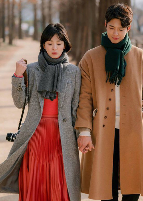Trước đó, khi tuyên bố ly hôn Song Joong Ki, Song Hye Kyo bị đồn phim giả tình thật với Park Bo Gum. Ngay lập tức, phía Park Bo Gum phủ nhận.