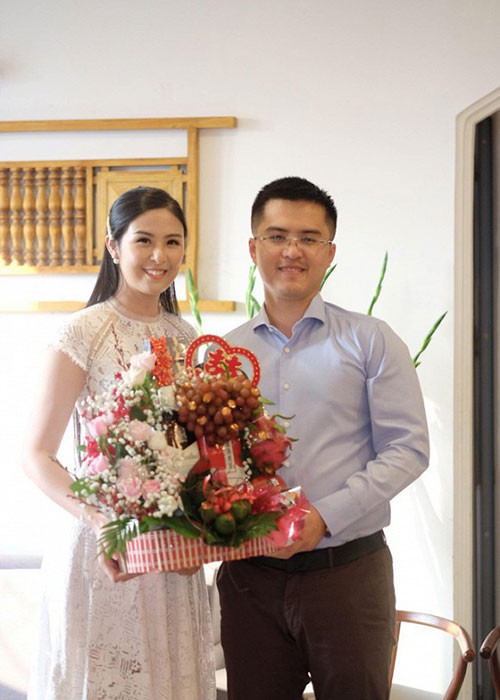 Mới đây, tài khoản mạng được cho là bố chồng tương lai của Hoa hậu Ngọc Hân chia sẻ hình ảnh hai con trong lễ dạm ngõ.