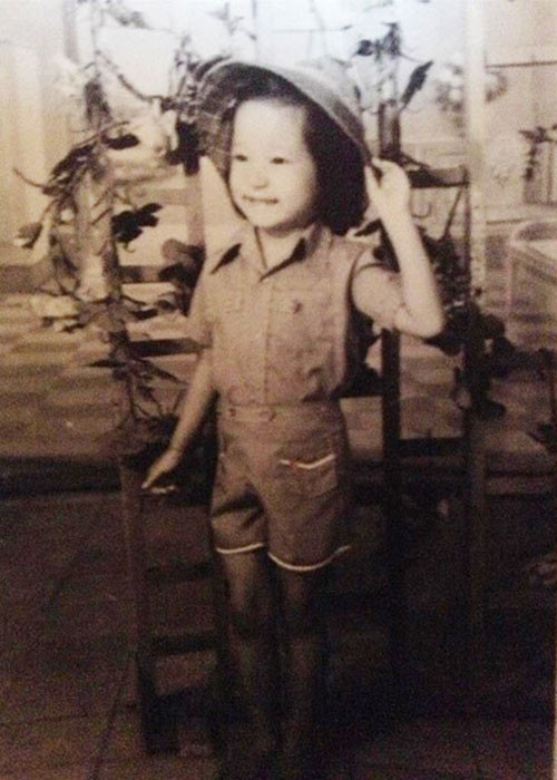 Thúy Nga sinh năm 1976. Cô sở hữu gương mặt bầu bĩnh từ nhỏ.