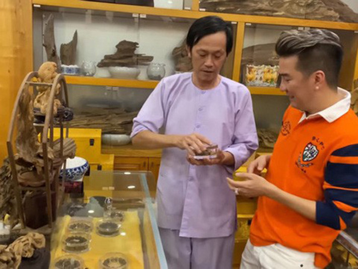 Danh hài Hoài Linh giàu có nhưng chưa bao giờ khoe khoang về khối tài sản khủng của mình. Tuy nhiên, mới đây, Đàm Vĩnh Hưng tiết lộ nam danh hài có một căn phòng trầm hương bạc tỷ.
