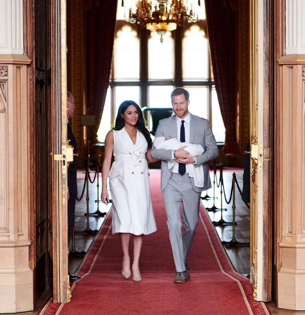 Meghan Markle phá vỡ quy tắc sinh con đầu lòng: Vào ngày 6/5/2019, bé Archie Harrison Mountbatten-Windsor chào đời. Đứa trẻ là trái ngọt đầu tiên của Hoàng tử Harry - Meghan Markle. Cặp đôi sinh con theo cách riêng của mình, ở một bệnh viện bí mật và không giới thiệu con trai ngay khi đứa trẻ chào đời. Cặp đôi chỉ tuyên bố việc sinh con trên Instagram và vài giờ sau đó, Hoàng tử Harry xuất hiện một mình để thực hiện một cuộc phỏng vấn tại Lâu đài Windsor. Mấy ngày sau, cặp đôi mới bế con trai mới sinh ra mắt truyền thông và công chúng.