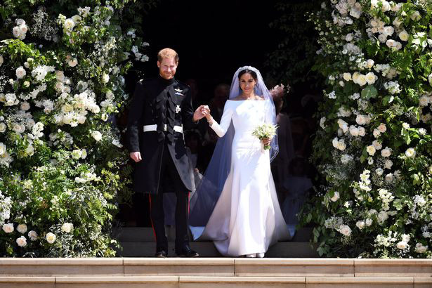 Meghan Markle kết hôn với Hoàng tử Harry: Vào tháng 11/2017, Hoàng tử Harry tuyên bố sẽ kết hôn với bạn gái, là nữ diễn viên người Mỹ Meghan Markle. Cô là người đa chủng tộc đầu tiên trở thành thành viên hoàng gia. Meghan Markle cũng từng có một đời chồng và hôn lễ của họ diễn ra tại Nhà nguyện St George trong Lâu đài Windsor với nhiều điểm nhấn phá cách.