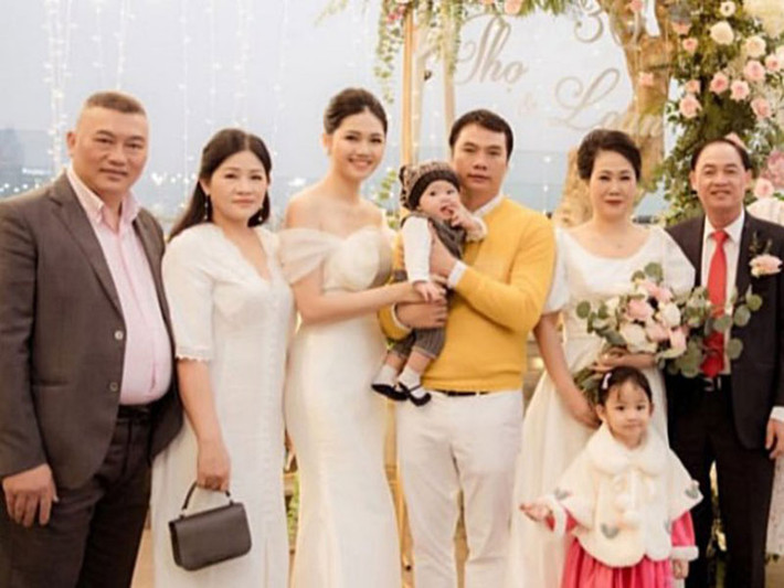 Cặp đôi còn để lộ hình ảnh cậu con trai đầu lòng.