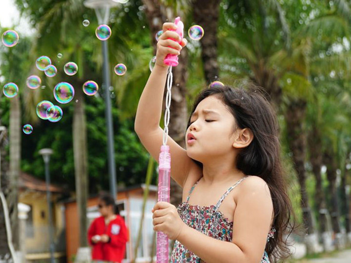 Cô nhóc tham gia nhiều chương trình quảng cáo, truyền hình, game show thực tế, các MV ca nhạc.