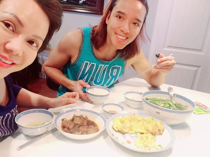 Mỗi lần Việt Hương về Việt Nam, nhạc sĩ Hoài Phương một tay chăm sóc con gái để cô yên tâm làm việc.